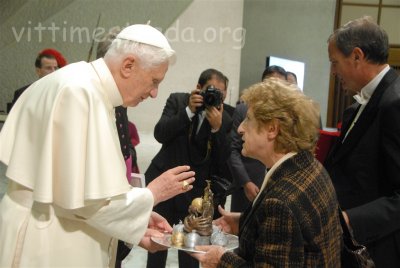 Il_Papa_con_Giuseppa_Cassaniti_presidente_nazionale_dellAIFVS.jpg Il_Papa_con_Giuseppa_Cassaniti_presidente_nazionale_dellAIFVS.jpg